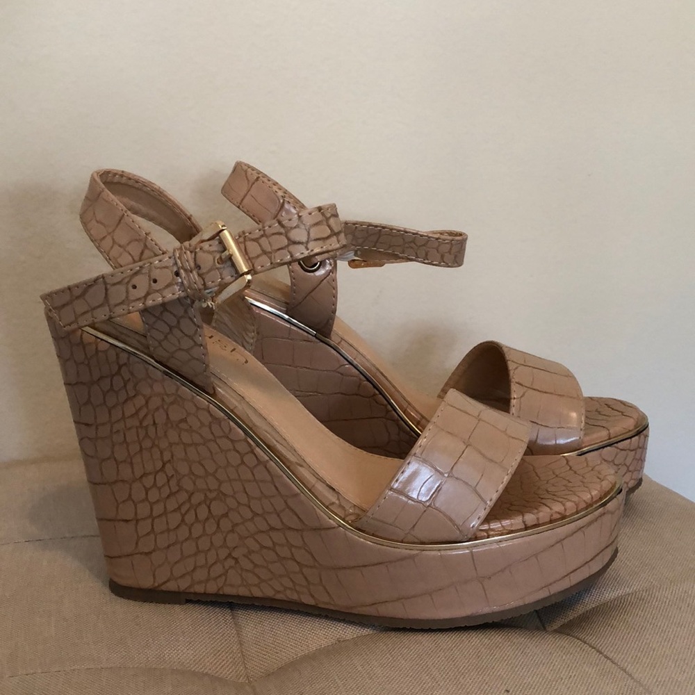 NWOT Nude Gold Snakeskin Platform Heels